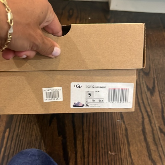 Ugg fluff yeah slipper size 5 - Picture 7 of 7